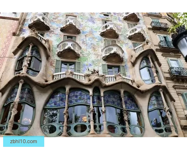 孔德乘火车返回巴塞罗那，并阅读金融经济学相关书籍